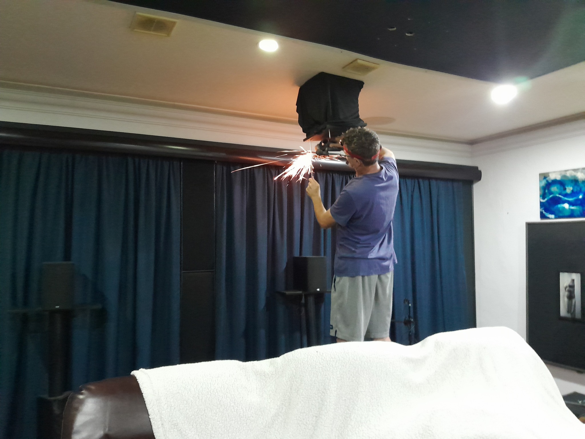 Adjusting the projector mount